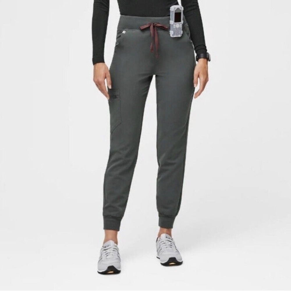 FIGS set in Bonsai. Small Zamora pants and Catarina top. Gently used.
